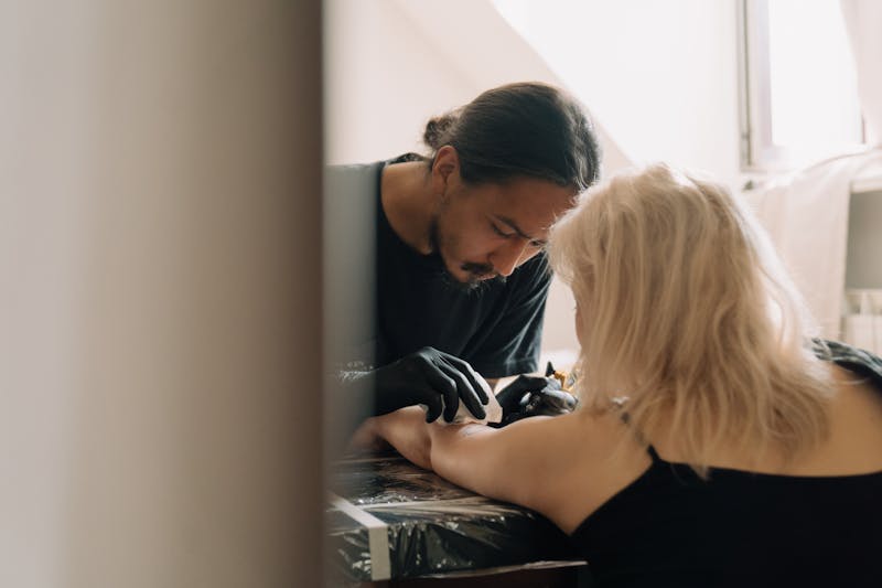 טעויות נפוצות בטיפול בקעקוע חדש